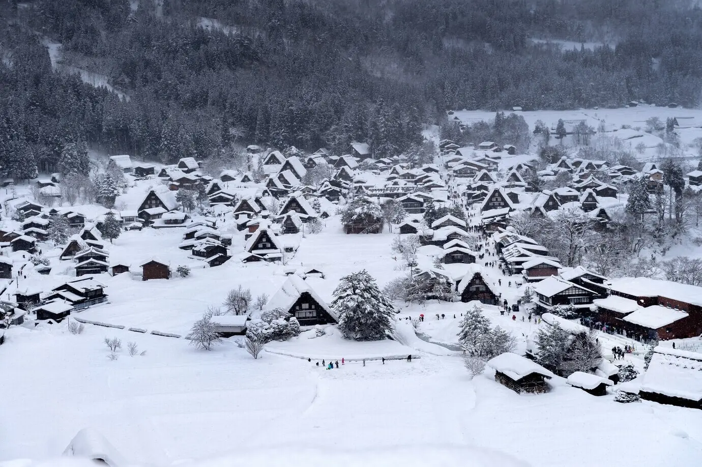 Shirakawago, ein Dorf in Japan, im Winter.