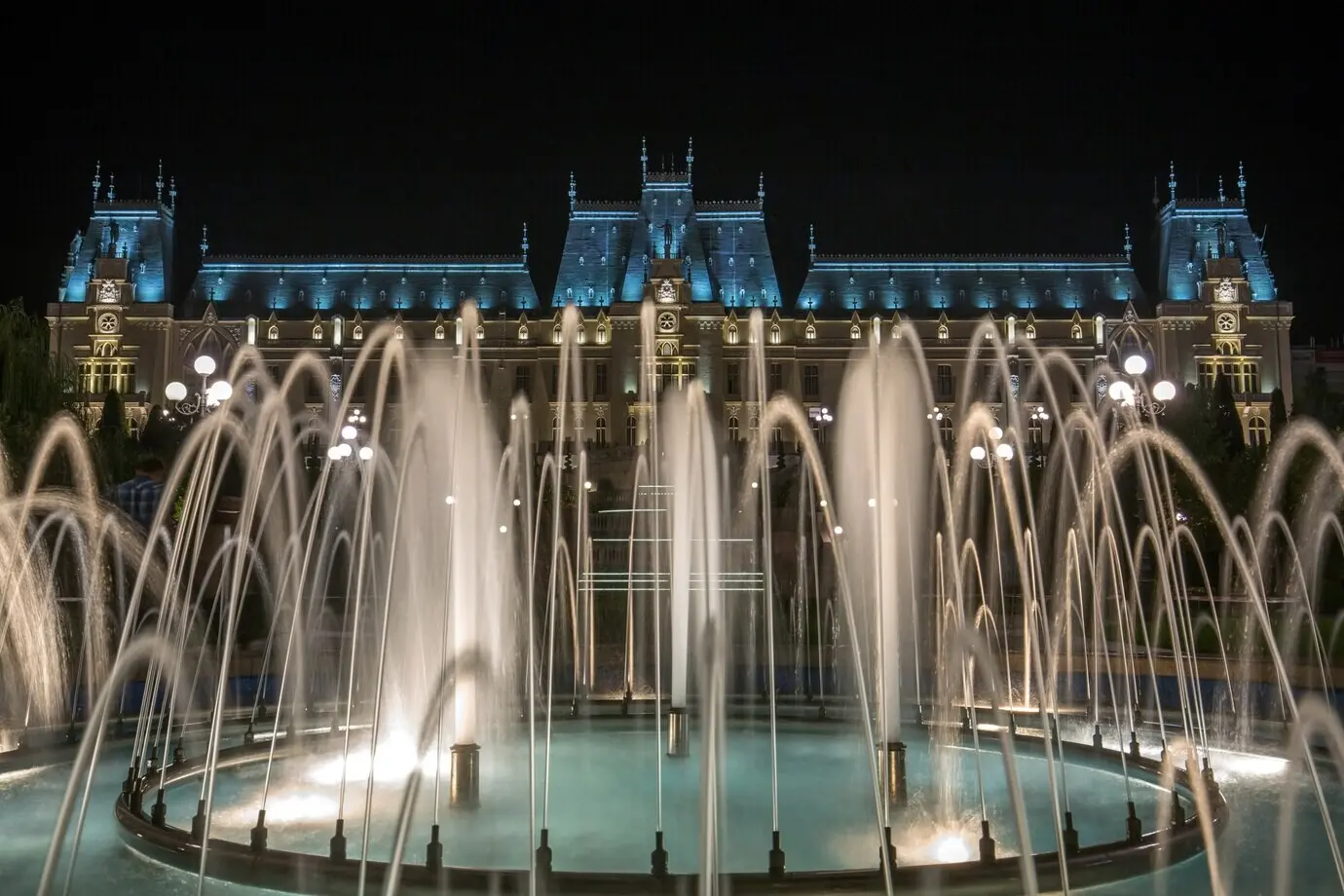 Der berühmte Palast der Kultur in Iasi, Rumänien, mit Springbrunnen davor.